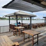 ก๋วยเตี๋ยวเรือริมน้ำ วัดเทวราชกุญชร