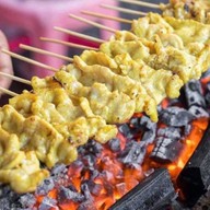 หมูสะเต๊ะเบ็ญจมาศดอนหวาย ตลาดนัดโรงพยาบาลพระมงกุฎเกล้า