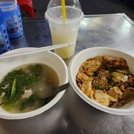 เมนูของร้าน ก๋วยเตี๋ยวคั่วเป็ดอร่อยริมทาง คลองถม