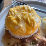 ข้าวไข่ข้น กะเพราพริกแห้ง