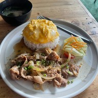 ข้าวไข่ข้น กะเพราพริกแห้ง