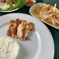 บ้านข้าวมันส้มตำ ตรงข้ามทะเลสาบ 2 (สัมมากร)