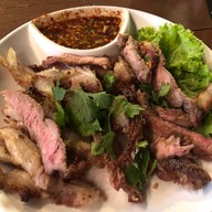 ร้านลาบเป็ดอุดร เจ๊องุ่น ไก่ย่าง ปลาเผา