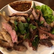 ร้านลาบเป็ดอุดร เจ๊องุ่น ไก่ย่าง ปลาเผา