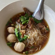 เล็กหมูตุ๋น (ประตูพลล้าน)