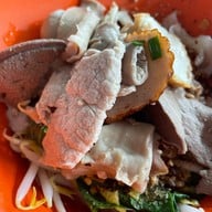 ก๋วยเตี๋ยวหมูต้มยำตำลึงตาเบิร์ด (หน้าวัง)