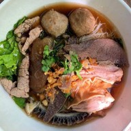 ซด  เกาเหลาเนื้อ&ปังริสต้า ข้างปั๊มปตท.โรงเรียนสิงห์สมุทร