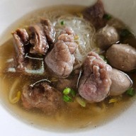 ใสสะอาดก๋วยเตี๋ยวลูกชิ้นน้ำใส สาขาพระราม4 (บ่อนไก่)