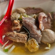 ใสสะอาดก๋วยเตี๋ยวลูกชิ้นน้ำใส สาขาพระราม4 (บ่อนไก่)