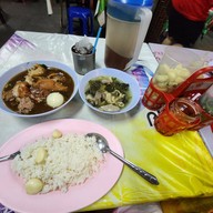 เมนูของร้าน ข้าวขาหมูเฮียอ้วน บุคคโล