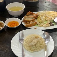เมนูของร้าน รสนิยมข้าวมันไก่ ตำนาน70ปี สระบุรี(ร้านดังสูตรจากอากง) ตำนาน70ปีป้ายดำ!!!