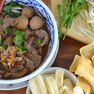 ก๋วยเตี๋ยวนารีต้มตุ๋น 283 หมู่บ้านสมนึก