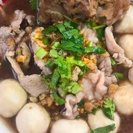 ร้านก้วยเตี๋ยวโกเด้ง โฮเด้งใส่ใจ Nutch นาดี หมู่ 4