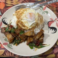 กะเพราเนื้อโคขุน ครัวตามพรลิงค์ ซอยสารพัดช่างชลบุรี