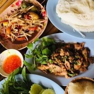 ร้านไก่ย่างแปดริ้ว (ข้างบิ๊กซีร้อยเอ็ด)