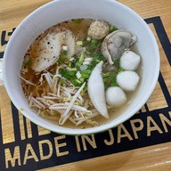 ก๋วยเตี๋ยวลูกชิ้นปลา ลานโล่ง