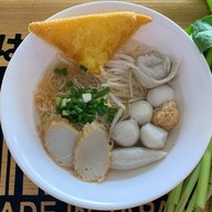 ก๋วยเตี๋ยวลูกชิ้นปลา ลานโล่ง
