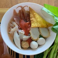 ก๋วยเตี๋ยวลูกชิ้นปลา ลานโล่ง