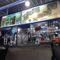 หน้าร้าน บะหมี่เกี๊ยวนายแดง