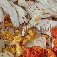 บ้านหมี่คลุก (ข้าวไข่ข้น ยำเส้นแก้วและหมี่ไก่ฉีก)