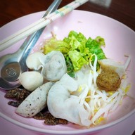 เมนูของร้าน ก๋วยเตี๋ยวลูกชิ้นปลานายใบ้ ติวานนท์ ติวานนท์
