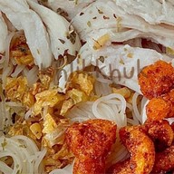 บ้านหมี่คลุก (ข้าวไข่ข้น ยำเส้นแก้วและหมี่ไก่ฉีก)