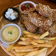 เมนูของร้าน Changwon Fried Chicken (ไก่ทอดเกาหลี)  MRT PETCHABURI EXIT3