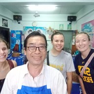 บรรยากาศ Lung Pu Phat Thai