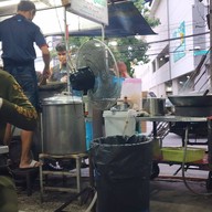 ราดหน้ายอดผักเอ็มไพร์ บรรทัดทอง