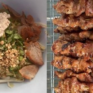 ก๋วยเตี๋ยวหมูโบราณ&หมูย่างหมักเองหน้าเดอะฟาร์มค่ายหลวง