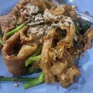 ราดหน้ายอดผักเอ็มไพร์ บรรทัดทอง