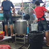 ราดหน้ายอดผักเอ็มไพร์ บรรทัดทอง