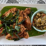 ส้มตำยูโรเมี่ยงปลาเผา
