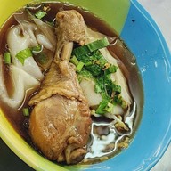 เจ๊จุ๋ม ก๋วยเตี๋ยวหมูนํ้าแดง