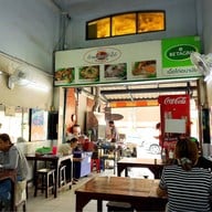 ก๋วยเตี๋ยวคั่วไก่ สวนมะลิ (Chicken Noodles Suan Mali) วัชรพล ก๋วยเตี๋ยวคั่วไก่ สวนมะลิ (Chicken Noodles Suan Mali) วัชรพล