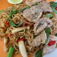 ผัดไทยแค๊ปหมู วังชมภู