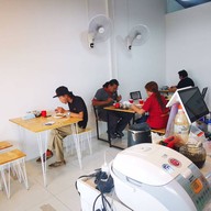 จุ้ง ข้าวหมูแดง ข้าวขาหมู นครปฐม สาขาตลาดธันยาอ้อมใหญ่ ซอย1 ล็อค B9