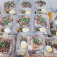 จุ้ง ข้าวหมูแดง ข้าวขาหมู นครปฐม สาขาตลาดธันยาอ้อมใหญ่ ซอย1 ล็อค B9