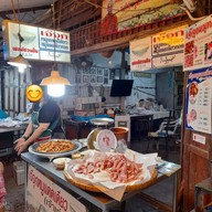 บรรยากาศ เจ๊จุก หมูทอด แดดเดียว