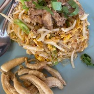 ผัดไทยแค๊ปหมู วังชมภู