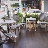 บรรยากาศ Cafe De Corner หมู่บ้านธนินทร