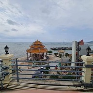 วัดเกาะลอย