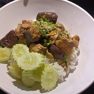 เมนูของร้าน โซ้ย เย็นตาโฟลูกชิ้นแคะ ต้มยำมะนาวสดรสเด็ด ดอนหวาย