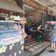 หน้าร้าน ขนมหวาน หญิงเล็ก