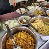 ข้าวแกงคุณสา  หมู่บ้านสัมมากร