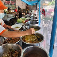 ข้าวแกงคุณสา  หมู่บ้านสัมมากร