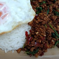 กะเพราแซ่บ สตอ อยู่ในอาคาร Thana Place