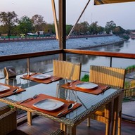 Dragon River Avenue Hotel