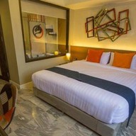 Dragon River Avenue Hotel