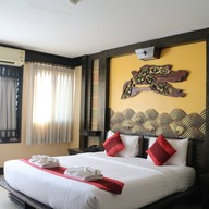 โรงแรมเรือนแพรอยัลปาร์ค